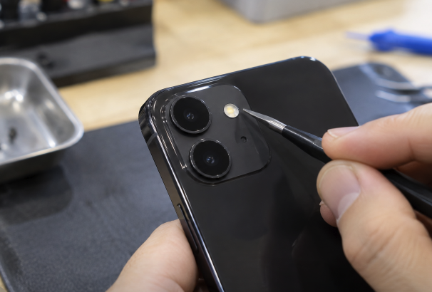 スマホのフラッシュが点かないのは故障？高槻で修理前に確認したいこと